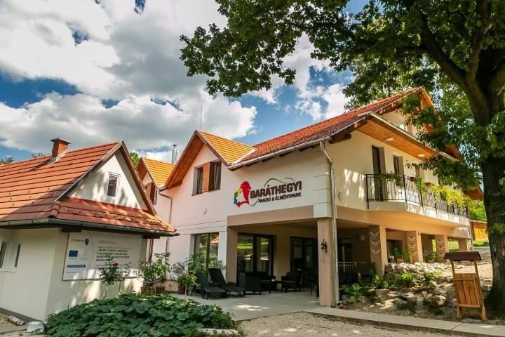 Barathegyi Panzio Es Elmenypark Bed & Breakfast Miskolc Exterior photo